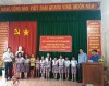 Đoàn cơ sở Sở Công Thương tặng tập cho các em học sinh nghèo, vượt khó học giỏi